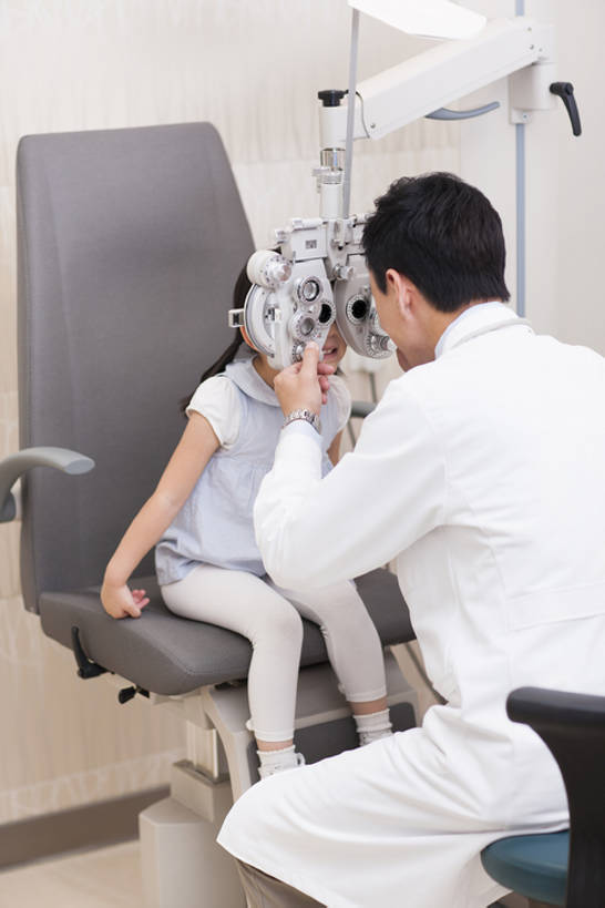 东方人,婴儿,儿童,成年人,中年人,眼睛,两个人,医生,病人,医院,站,蹲,竖图,室内,白天,侧面,工作服,制服,纯洁,机器,技术,仪器,北京,中国,亚洲,握,准备,正装,检查,休闲装,设备,现代,小孩,背面,白色,医疗用品,站着,医护人员,医疗人员,职业,机械,可爱,亲密,童年,服务,握着,摄影,活泼,查看,技巧,复杂,体检,医疗,医疗设备,视力,操作,关爱,宝宝,手艺,医疗器械,儿童医院,东亚,纯真,烂漫,无邪,实验服,陪同,医疗机构,验光仪,综合验光仪,可靠,工作制服,责任,贡献,技能,技艺,陪伴,判断,测量仪器,电脑验光机,验光机,伶俐,天真,信任,男孩,男人,男性,女孩,中年男性,亚洲人,中国人,孩子,大夫,站立,坐着,彩图,全身,工作套服,病院,诊所,妙技,光学仪器,男生,本领,门诊部,考场,体格检查,伴随,bj175