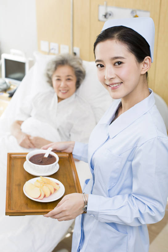 东方人,成年人,老年人,两个人,医生,病人,护士,医院,笑,微笑,露齿笑,竖图,室内,白天,侧面,早餐,午餐,快乐,幸福,热情,床,餐具,水果,北京,中国,亚洲,握,粥,食品,营养,注视,现代,饮食,餐饮,白色,观察,看,站着,医护人员,医疗人员,职业,保养,健康,服务,护理,握着,保健,摄影,有机食品,观看,看护,支撑,察看,医疗,医疗设备,疾病,病房,膳食,关注,肖像,医疗器械,手术台,东亚,健康食物,恢复,陪同,医疗机构,静脉滴注,病号服,手术床,替代疗法,疗养院,责任,陪伴,生理盐水,信任,老年女性,年轻女性,女人,女性,亚洲人,中国人,年轻人,大夫,躺着,仰卧,半身,彩图,高角度拍摄,病院,诊所,伴随,bj175