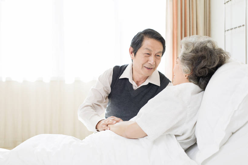 东方人,成年人,老年人,两个人,丈夫,妻子,医生,病人,医院,笑,微笑,露齿笑,横图,室内,白天,侧面,快乐,幸福,床,北京,中国,亚洲,现代,白色,医护人员,医疗人员,保养,健康,面对面,亲密,保健,摄影,支撑,医疗,医疗设备,疾病,病房,关爱,医疗器械,手术台,拜访,东亚,恢复,陪同,医疗机构,病号服,手术床,疗养院,陪伴,信任,老年男性,老年女性,男人,男性,女人,女性,亚洲人,中国人,情侣,大夫,沟通,手牵手,说话,躺着,仰卧,半身,彩图,爱,病院,诊所,伴随,bj175