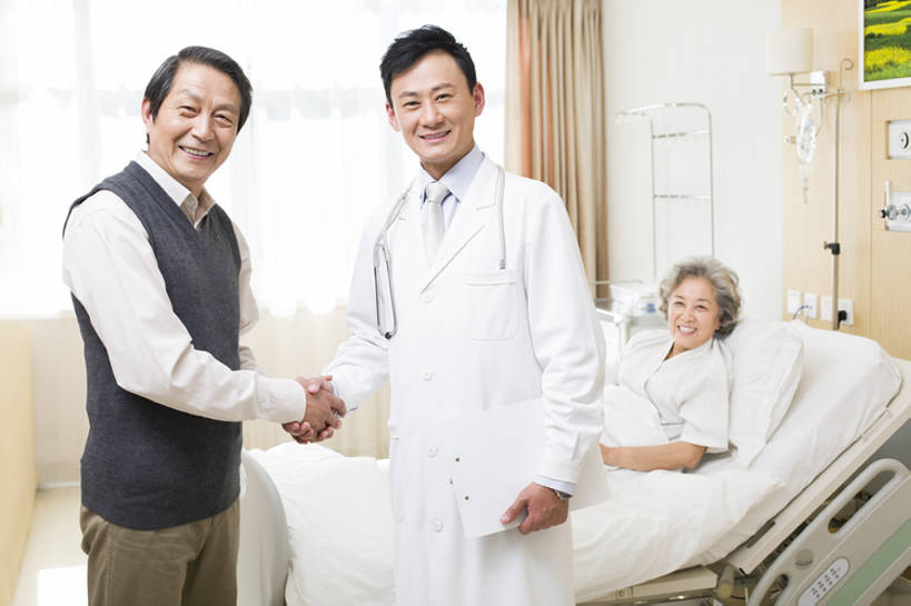 东方人,成年人,中年人,老年人,三个人,丈夫,妻子,医生,病人,医院,握手,笑,微笑,露齿笑,横图,室内,白天,正面,快乐,感激,幸福,技术,床,北京,中国,亚洲,注视,现代,白色,观察,看,医护人员,医疗人员,职业,保养,健康,亲密,保健,摄影,观看,技巧,支撑,察看,医疗,医疗设备,疾病,卫生,病房,关爱,关注,肖像,手艺,医疗器械,手术台,拜访,东亚,实验服,恢复,陪同,医疗机构,静脉滴注,病号服,手术床,疗养院,技能,技艺,陪伴,谢谢,生理盐水,信任,老年男性,老年女性,男人,男性,女人,女性,中年男性,亚洲人,中国人,情侣,大夫,沟通,说话,躺着,仰卧,彩图,病院,诊所,妙技,本领,好消息,伴随,bj175