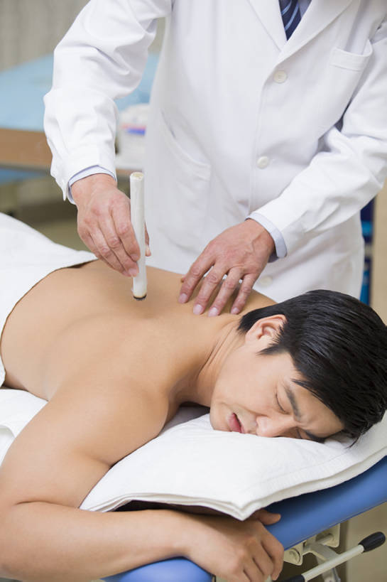 东方人,成年人,老年人,两个人,医生,病人,医院,竖图,室内,白天,侧面,技术,植物,金属制品,北京,中国,亚洲,医学,金属,工具,烟雾,草药,药草,燃烧,热,文化,传统,裸露,中药,白色,趴着,医护人员,医疗人员,职业,保养,健康,放松,治疗,保健,人体,摄影,技巧,经络,后背,医疗,疾病,卫生,穴位,中国文化,手艺,裸,针灸,药材,中草药,调和,中医,东亚,实验服,恢复,医治,医疗机构,中药材,本草,替代疗法,疏通,技能,技艺,艾灸,灸法,针法,中医学,老年男性,男人,男性,中年男性,亚洲人,中国人,大夫,闭着眼睛,躺着,半身,彩图,病院,诊所,妙技,传统文化,本领,温灸棒,艾灸棒,诊疗室,bj175