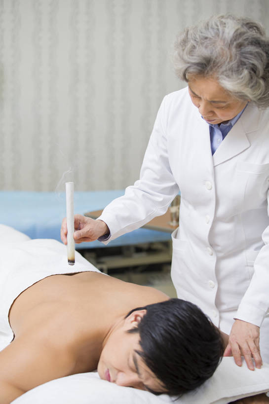 东方人,成年人,老年人,两个人,医生,病人,医院,竖图,室内,白天,侧面,技术,植物,金属制品,北京,中国,亚洲,医学,金属,工具,烟雾,草药,药草,燃烧,热,文化,传统,裸露,中药,白色,趴着,医护人员,医疗人员,职业,保养,健康,放松,治疗,保健,人体,摄影,技巧,经络,后背,医疗,疾病,卫生,穴位,中国文化,手艺,裸,针灸,药材,中草药,调和,中医,东亚,实验服,恢复,医治,医疗机构,中药材,本草,替代疗法,疏通,技能,技艺,艾灸,灸法,针法,中医学,老年女性,男人,男性,女人,女性,中年男性,亚洲人,中国人,大夫,闭着眼睛,躺着,半身,彩图,病院,诊所,妙技,传统文化,本领,温灸棒,艾灸棒,诊疗室,bj175