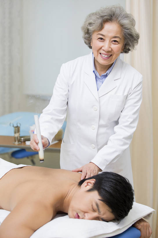 东方人,成年人,老年人,两个人,医生,病人,医院,笑,微笑,露齿笑,竖图,室内,白天,侧面,技术,植物,金属制品,北京,中国,亚洲,医学,金属,工具,烟雾,草药,药草,燃烧,热,注视,文化,传统,裸露,中药,白色,观察,看,趴着,医护人员,医疗人员,职业,保养,健康,放松,治疗,搭,保健,人体,摄影,观看,技巧,经络,后背,察看,医疗,疾病,卫生,穴位,搭着,关注,中国文化,肖像,手艺,裸,针灸,药材,中草药,调和,中医,东亚,实验服,恢复,医治,医疗机构,中药材,本草,替代疗法,疏通,技能,技艺,艾灸,灸法,针法,中医学,老年女性,男人,男性,女人,女性,中年男性,亚洲人,中国人,大夫,闭着眼睛,躺着,半身,彩图,病院,诊所,妙技,传统文化,本领,温灸棒,艾灸棒,诊疗室,bj175