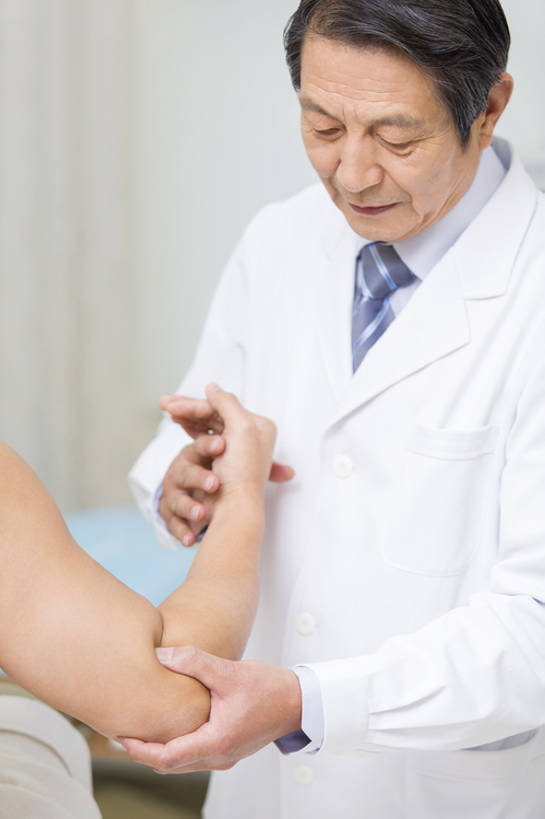 东方人,成年人,老年人,关节,肘,两个人,医生,病人,医院,竖图,室内,白天,正面,按摩,技术,植物,北京,中国,亚洲,检查,草药,药草,传统,裸露,中药,白色,医护人员,医疗人员,职业,保养,健康,治疗,保健,人体,摄影,技巧,体检,医疗,疾病,中国文化,手艺,裸,药材,中草药,受伤,东亚,实验服,恢复,医疗机构,中药材,本草,替代疗法,技能,技艺,老年男性,男人,男性,中年男性,亚洲人,中国人,手臂,大夫,半身,彩图,病院,诊所,妙技,传统文化,本领,体格检查,诊疗室,正骨,bj175