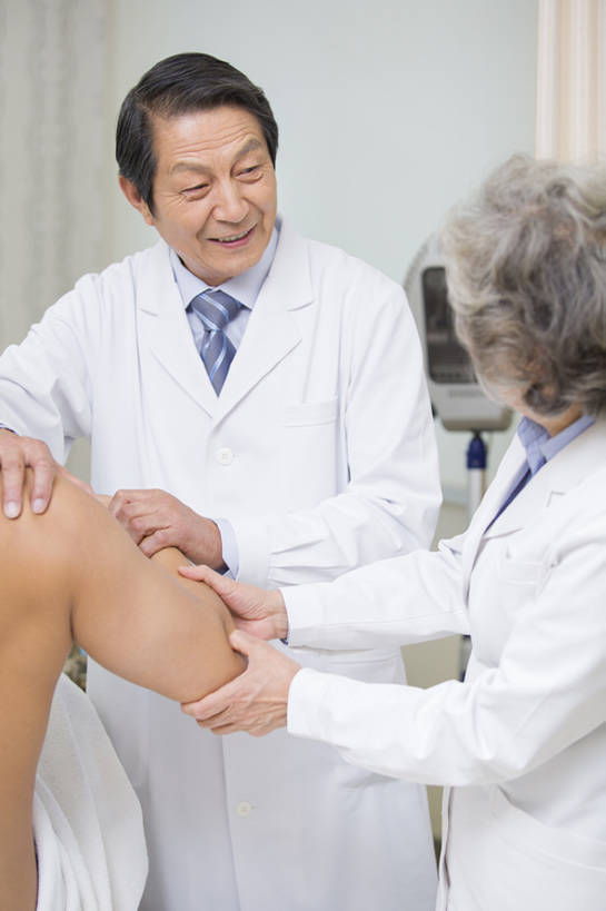 东方人,成年人,老年人,肩,关节,肘,三个人,医生,病人,医院,微笑,竖图,室内,白天,正面,按摩,技术,植物,北京,中国,亚洲,检查,草药,药草,传统,裸露,中药,白色,医护人员,医疗人员,职业,保养,健康,面对面,治疗,搭,保健,人体,摄影,技巧,体检,医疗,疾病,搭着,中国文化,手艺,裸,药材,中草药,受伤,合伙,东亚,实验服,恢复,陪同,医疗机构,中药材,本草,替代疗法,技能,技艺,陪伴,老年男性,老年女性,男人,男性,女人,女性,中年男性,亚洲人,中国人,大夫,半身,彩图,病院,诊所,妙技,传统文化,本领,体格检查,伴随,诊疗室,正骨,bj175