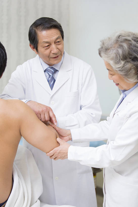 东方人,成年人,老年人,肩,关节,肘,三个人,医生,病人,医院,微笑,竖图,室内,白天,正面,按摩,讨论,技术,植物,北京,中国,亚洲,检查,草药,药草,传统,裸露,中药,白色,医护人员,医疗人员,职业,保养,健康,治疗,保健,人体,摄影,技巧,体检,医疗,疾病,指着,中国文化,手艺,裸,药材,中草药,受伤,合伙,东亚,实验服,恢复,陪同,医疗机构,中药材,本草,替代疗法,技能,技艺,陪伴,老年男性,老年女性,男人,男性,女人,女性,中年男性,亚洲人,中国人,大夫,沟通,半身,彩图,病院,诊所,妙技,传统文化,本领,体格检查,伴随,诊疗室,正骨,bj175