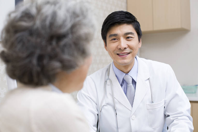 东方人,成年人,老年人,两个人,医生,病人,医院,笑,微笑,露齿笑,横图,室内,白天,正面,快乐,技术,北京,中国,亚洲,休闲装,背面,白色,医护人员,医疗人员,职业,保养,健康,服务,保健,摄影,技巧,医疗,疾病,手艺,东亚,实验服,陪同,医疗机构,技能,技艺,陪伴,信任,老年女性,男人,男性,女人,女性,中年男性,亚洲人,中国人,大夫,半身,彩图,病院,诊所,妙技,本领,伴随,诊疗室,bj175