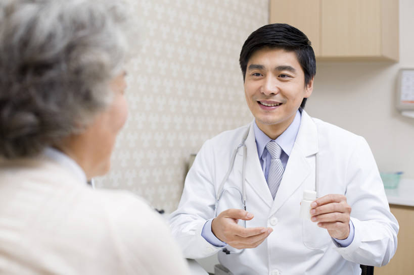 东方人,成年人,老年人,两个人,医生,病人,医院,笑,微笑,露齿笑,横图,室内,白天,正面,快乐,技术,北京,中国,亚洲,药,休闲装,药盒,背面,白色,医护人员,医疗人员,职业,保养,健康,服务,保健,摄影,技巧,说明书,医疗,疾病,解释,手艺,东亚,实验服,陪同,医疗机构,责任,技能,技艺,陪伴,信任,老年女性,男人,男性,女人,女性,中年男性,亚洲人,中国人,大夫,半身,彩图,病院,诊所,妙技,本领,伴随,诊疗室,bj175