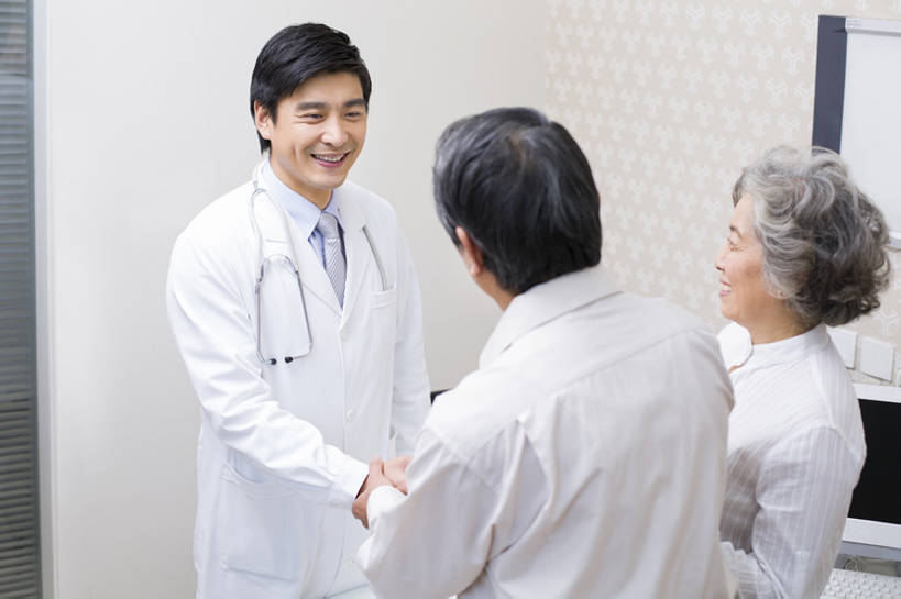 东方人,成年人,老年人,三个人,医生,病人,医院,握手,笑,微笑,露齿笑,横图,室内,白天,正面,快乐,感激,幸福,技术,北京,中国,亚洲,休闲装,背面,白色,站着,医护人员,医疗人员,职业,健康,面对面,服务,摄影,技巧,礼节,医疗,疾病,关爱,手艺,东亚,实验服,陪同,医疗机构,责任,技能,技艺,陪伴,谢谢,信任,老年男性,老年女性,男人,男性,女人,女性,中年男性,亚洲人,中国人,情侣,大夫,半身,彩图,病院,诊所,妙技,本领,好消息,伴随,诊疗室,bj175