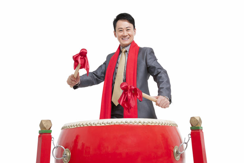 东方人,成年人,中年人,一个人,商务人士,商务男性,笑,微笑,露齿笑,横图,留白,白色背景,正面,衬衫,西装,商务,快乐,兴奋,幸福,热情,信心,北京,中国,春节,亚洲,仅一个男性,仅一个人,仅一个中年男性,表演,套装,正装,节日,欢呼,庆祝,装饰,鼓,乐器,领带,祝福,敲,注视,传统,刺激,红色,围巾,观察,看,站着,温暖,力量,摄影,围脖,观看,保暖,幽默,华丽,点缀,察看,御寒,经理,关注,中国文化,问候,肖像,商务装,鼓槌,工薪阶层,东亚,一套,衬托,美观,雅致,雅观,元旦,技能,能力,男人,男性,中年男性,亚洲人,中国人,白领,上班族,半身,彩图,影棚拍摄,衬衣,拜年,大鼓,办公室职员,传统文化,首席执行官,传统节日,bj175