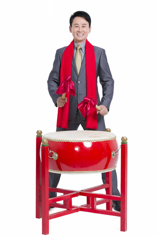 东方人,成年人,中年人,一个人,商务人士,商务男性,笑,微笑,露齿笑,竖图,留白,抠图,白色背景,正面,衬衫,西装,商务,快乐,满意,兴奋,幸福,运气,热情,骄傲,成功,信心,技术,北京,中国,春节,亚洲,仅一个男性,仅一个人,仅一个中年男性,表演,握,套装,正装,风俗,节日,欢呼,庆祝,装饰,鼓,乐器,领带,玩,注视,表演者,传统,刺激,扮演,红色,围巾,观察,看,站着,职业,温暖,活力,精神,力量,握着,财富,摄影,围脖,观看,技巧,保暖,华丽,点缀,察看,演出,享乐,仪式,御寒,经理,成就,关注,中国文化,肖像,手艺,商务装,典礼,鼓槌,工薪阶层,东亚,一套,衬托,美观,雅致,雅观,鼓架,元旦,制度,技能,技艺,能力,男人,男性,中年男性,亚洲人,中国人,白领,上班族,彩图,全身,影棚拍摄,衬衣,欢乐,大鼓,妙技,办公室职员,传统文化,本领,首席执行官,传统节日,bj175
