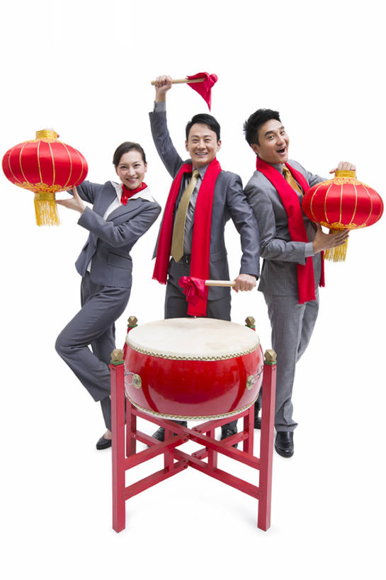 东方人,成年人,中年人,三个人,同事,商务人士,商务男性,商务女性,举,笑,微笑,露齿笑,竖图,留白,抠图,白色背景,正面,衬衫,西装,商务,快乐,满意,兴奋,幸福,运气,热情,骄傲,成功,合作,团队,集体,信心,技术,照明,北京,中国,春节,亚洲,表演,握,套装,正装,风俗,节日,欢呼,庆祝,装饰,并排,灯笼,丝巾,纸灯笼,鼓,乐器,领带,玩,注视,表演者,传统,队伍,刺激,扮演,红色,围巾,灯具,观察,看,站着,职业,温暖,活力,精神,力量,亲密,握着,财富,摄影,围脖,观看,技巧,保暖,华丽,照亮,点缀,察看,演出,领导,享乐,仪式,变形,御寒,照明设备,成就,关注,中国文化,肖像,出示,手艺,商务装,典礼,合伙,领袖,鼓槌,工薪阶层,东亚,陪同,一套,衬托,美观,雅致,雅观,鼓架,元旦,制度,技能,技艺,陪伴,能力,男人,男性,年轻女性,女人,女性,中年男性,亚洲人,中国人,白领,上班族,彩图,全身,影棚拍摄,衬衣,欢乐,大鼓,妙技,办公室职员,传统文化,本领,广角,传统节日,伴随,bj175