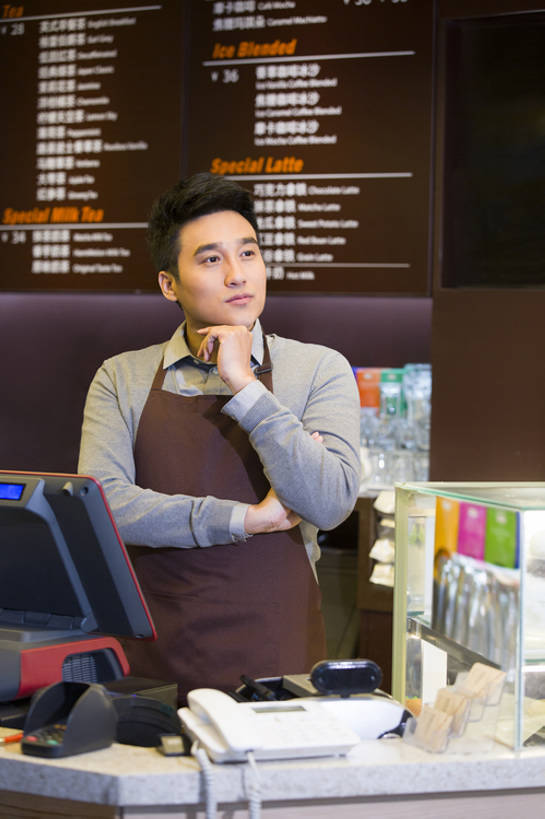 东方人,成年人,中年人,一个人,服务员,商店,微笑,竖图,室内,正面,快乐,幸福,北京,中国,亚洲,仅一个男性,仅一个人,仅一个中年男性,撑,围裙,食品,饮品,托腮,休闲装,饮食,菜单,食物,饮料,托,站着,收银员,职业,思考,想,服务,摄影,收银台,可口,托下巴,收银机,咖啡店,东亚,适口,想法,店主,企业家,男人,男性,中年男性,亚洲人,中国人,服务生,侍者,售货员,半身,彩图,欢乐,咖啡馆,咖啡师,bj175