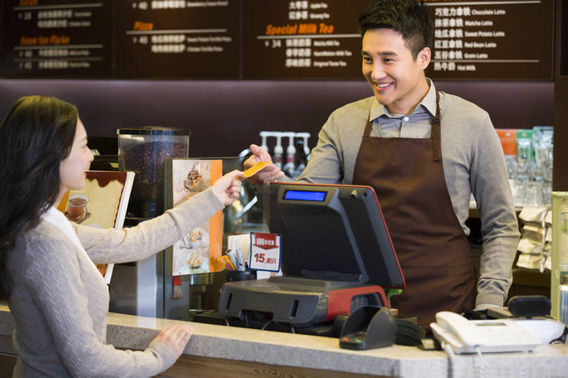 东方人,成年人,中年人,两个人,服务员,商店,笑,微笑,露齿笑,横图,室内,侧面,购物,快乐,幸福,热情,信用卡,消费,北京,中国,亚洲,围裙,食品,饮品,休闲装,饮食,顾客,菜单,食物,饮料,收银员,职业,零售,服务,金融,摄影,收银台,便利,贵宾,付款,购买,可口,收银机,咖啡店,选购,贸易,东亚,血拼,适口,店主,企业家,男人,男性,年轻女性,女人,女性,中年男性,亚洲人,中国人,年轻人,服务生,侍者,售货员,半身,彩图,咖啡馆,咖啡师,bj175