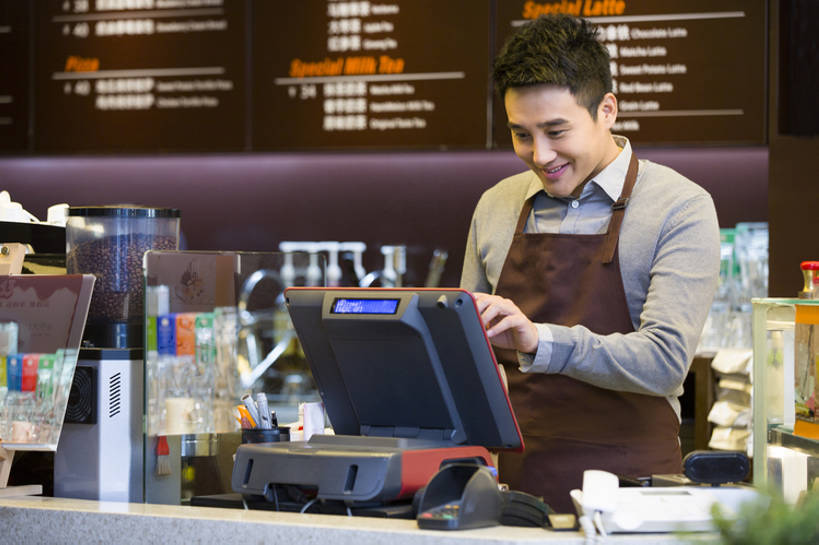 东方人,成年人,中年人,一个人,服务员,商店,笑,微笑,露齿笑,横图,室内,正面,快乐,幸福,热情,信心,北京,中国,亚洲,仅一个男性,仅一个人,仅一个中年男性,工作,围裙,食品,饮品,休闲装,饮食,菜单,食物,饮料,站着,收银员,职业,服务,摄影,收银台,可口,收银机,咖啡店,东亚,适口,店主,企业家,男人,男性,中年男性,亚洲人,中国人,服务生,侍者,售货员,半身,彩图,咖啡馆,bj175