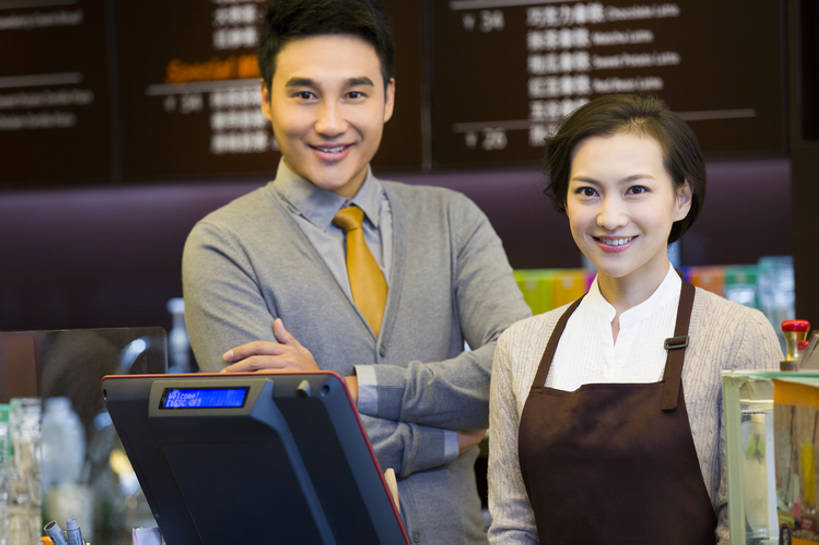 东方人,成年人,中年人,两个人,服务员,商店,笑,双手交叉,微笑,露齿笑,横图,室内,正面,快乐,幸福,热情,信心,北京,中国,亚洲,并排,工作,围裙,食品,饮品,注视,休闲装,饮食,菜单,食物,饮料,观察,看,站着,收银员,职业,亲密,服务,摄影,收银台,观看,察看,领导,双手抱胸,经理,关注,可口,收银机,咖啡店,肖像,合伙,东亚,陪同,适口,陪伴,店主,企业家,把握,男人,男性,年轻女性,女人,女性,中年男性,亚洲人,中国人,年轻人,服务生,侍者,售货员,半身,彩图,咖啡馆,掌控,伴随,bj175