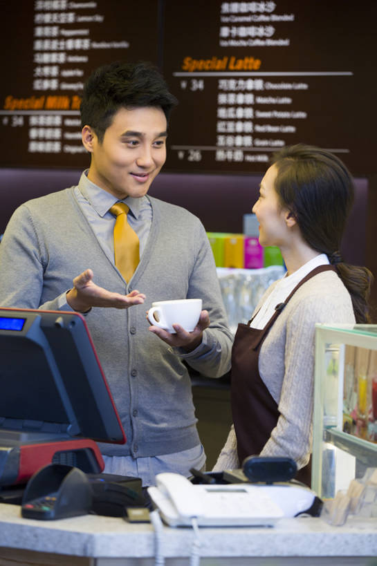 东方人,成年人,中年人,两个人,服务员,商店,笑,微笑,露齿笑,竖图,室内,侧面,讨论,快乐,幸福,热情,信心,北京,中国,亚洲,围裙,食品,咖啡杯,饮品,休闲装,饮食,菜单,食物,饮料,站着,收银员,职业,面对面,亲密,服务,摄影,收银台,领导,经理,可口,收银机,咖啡店,合伙,东亚,陪同,适口,陪伴,店主,企业家,把握,男人,男性,年轻女性,女人,女性,中年男性,亚洲人,中国人,年轻人,服务生,侍者,售货员,说话,半身,彩图,咖啡馆,掌控,伴随,bj175