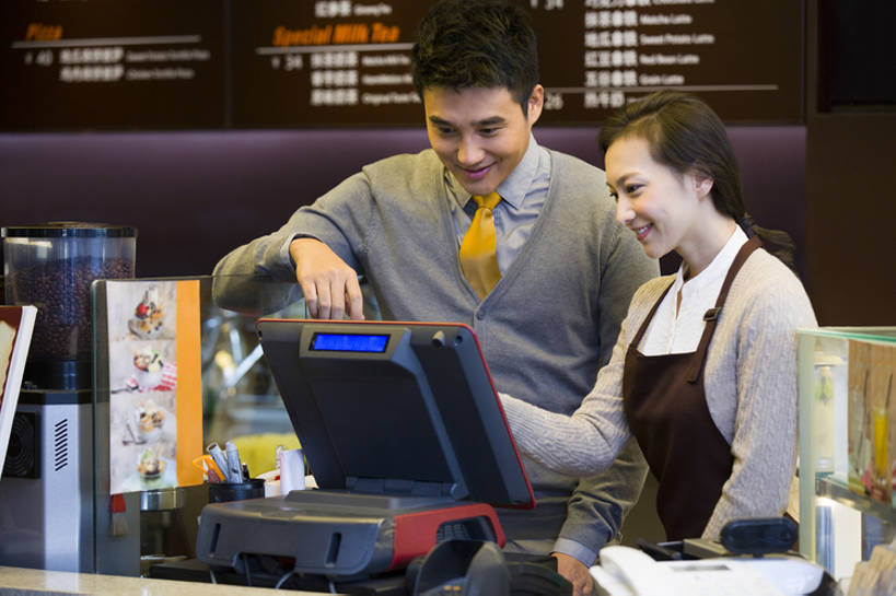 东方人,成年人,中年人,两个人,服务员,商店,笑,微笑,露齿笑,横图,室内,正面,快乐,幸福,热情,信心,北京,中国,亚洲,工作,围裙,食品,饮品,休闲装,饮食,菜单,食物,饮料,站着,收银员,职业,亲密,服务,摄影,收银台,领导,经理,可口,收银机,咖啡店,合伙,东亚,陪同,适口,陪伴,店主,企业家,把握,男人,男性,年轻女性,女人,女性,中年男性,亚洲人,中国人,年轻人,服务生,侍者,售货员,半身,彩图,咖啡馆,掌控,伴随,bj175