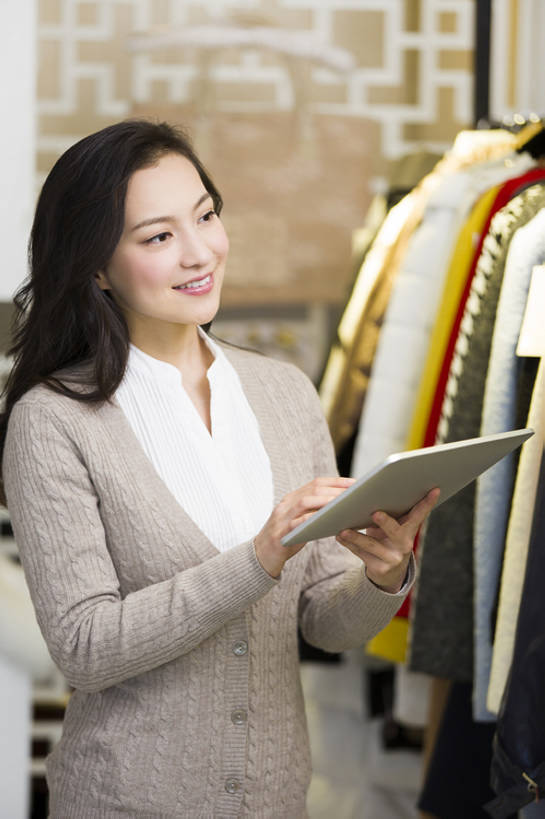 东方人,成年人,一个人,商务人士,商务女性,商店,笑,微笑,露齿笑,竖图,室内,白天,正面,商务,时尚,快乐,幸福,热情,成功,电脑,笔记本电脑,技术,城市,衣架,北京,中国,亚洲,仅一个年轻女性,仅一个女性,仅一个人,一排,吊挂,握,悬挂,丰富,检查,整齐,网络,商品,触摸屏,挂,休闲装,通讯设备,现代,排列,衣服,站着,职业,独立,价格,服务,握着,摄影,多样,查看,组织,无线,享乐,服装店,队列,努力,销售,通信设备,无线网络,分类,贩卖,目录,无线上网,便携式电脑,平板电脑,东亚,无线电技术,店主,企业家,手提电脑,年轻女性,女人,女性,亚洲人,中国人,年轻人,售货员,触摸,半身,彩图,欢乐,机遇,bj175