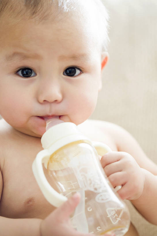 东方人,婴儿,儿童,脸,头,脸颊,一个人,竖图,特写,正面,纯洁,安全,水,北京,日光,中国,亚洲,仅一个人,喝,握,干燥,奶瓶,注视,饮食,裸露,肩膀,小孩,瓶子,容器,观察,看,健康,表情,放松,可爱,童年,童趣,无辜,握着,吸,摄影,活泼,生长,奶嘴,婴儿用品,观看,储藏,保护,察看,储存,关爱,关注,奶粉,宝宝,裸,逆光,童真,饥饿,东亚,纯真,烂漫,无邪,发展,柔和,婴儿食品,口渴,开端,无忧无虑,伶俐,天真,亚洲人,中国人,孩子,头部,脸部,脸蛋,面部,彩图,影棚拍摄,贮存,弱点,好奇心,饿,bj175