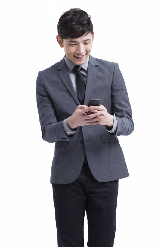 东方人,成年人,一个人,商务人士,商务男性,笑,微笑,露齿笑,竖图,留白,抠图,白色背景,正面,衬衫,西装,商务,时尚,快乐,幸福,成功,信心,技术,手机,北京,中国,亚洲,仅一个男性,仅一个人,连接,握,套装,正装,领带,联系,拨打,现代,仅一个年轻男性,站着,职业,独立,活力,握着,摄影,专心,酷,享乐,发短信,肖像,商务装,工薪阶层,智能手机,东亚,一套,无线电技术,男人,男性,年轻男性,亚洲人,中国人,年轻人,白领,上班族,彩图,影棚拍摄,衬衣,欢乐,办公室职员,bj175