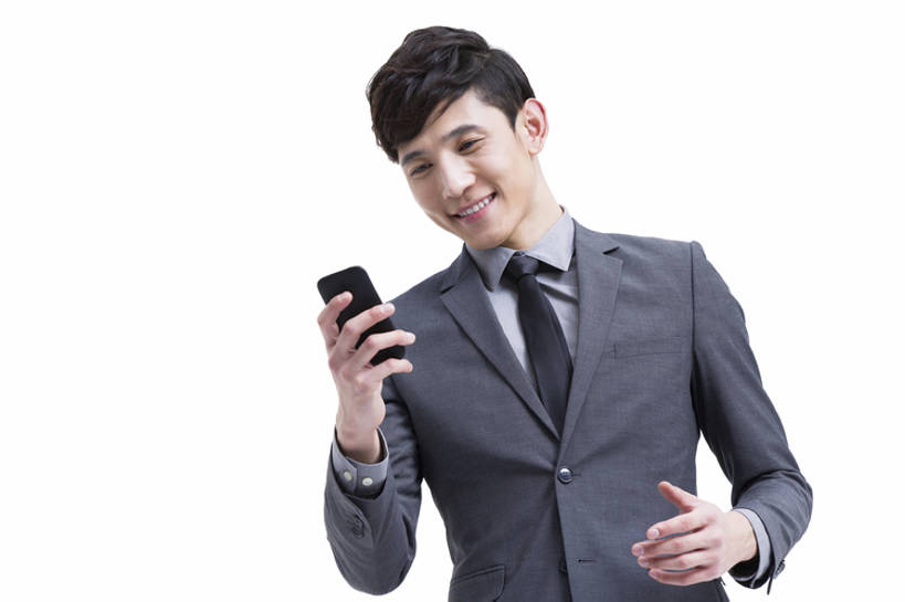 东方人,成年人,一个人,商务人士,商务男性,笑,微笑,露齿笑,横图,留白,抠图,白色背景,正面,衬衫,西装,商务,时尚,快乐,幸福,成功,信心,技术,手机,北京,中国,亚洲,仅一个男性,仅一个人,连接,握,套装,正装,领带,倾斜,联系,拨打,现代,仅一个年轻男性,站着,职业,独立,活力,握着,摄影,专心,酷,享乐,发短信,肖像,商务装,工薪阶层,智能手机,东亚,一套,无线电技术,男人,男性,年轻男性,亚洲人,中国人,年轻人,白领,上班族,半身,彩图,影棚拍摄,衬衣,欢乐,办公室职员,bj175