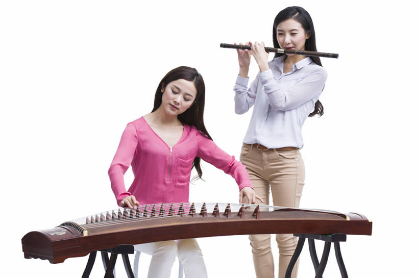 东方人,成年人,两个人,微笑,横图,留白,抠图,白色背景,正面,快乐,友谊,幸福,合作,团队,北京,中国,亚洲,表演,握,学习,艺术,管乐器,乐器,弦乐器,音乐,休闲装,吹气,扮演,站着,休闲,放松,活力,乐趣,亲密,握着,摄影,生活方式,演出,长笛,知识,享乐,练习,娱乐活动,弹拨弦鸣乐器,爱好,合伙,古典风格,音乐人,东亚,东亚文化,箫,古琴,陪同,技能,陪伴,年轻女性,女人,女性,亚洲人,中国人,年轻人,休闲活动,坐着,彩图,影棚拍摄,欢乐,弹拨弦乐器,传统文化,拨弦乐器,弹拨乐器,古典乐,伴随,bj175