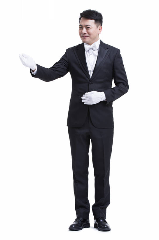 东方人,成年人,中年人,老年人,一个人,服务员,管家,微笑,竖图,留白,抠图,白色背景,正面,西装,快乐,幸福,热情,北京,中国,亚洲,仅一个男性,仅一个人,仅一个中年男性,套装,服装,正装,领结,手套,手势,站着,服务,摄影,礼节,严肃,享乐,神圣,问候,门卫,东亚,欧洲文化,燕尾服,一套,仆人,认真,老年男性,男人,男性,中年男性,亚洲人,中国人,服务生,侍者,彩图,全身,影棚拍摄,礼服,欢乐,请柬,打手势,传统文化,男仆,bj175