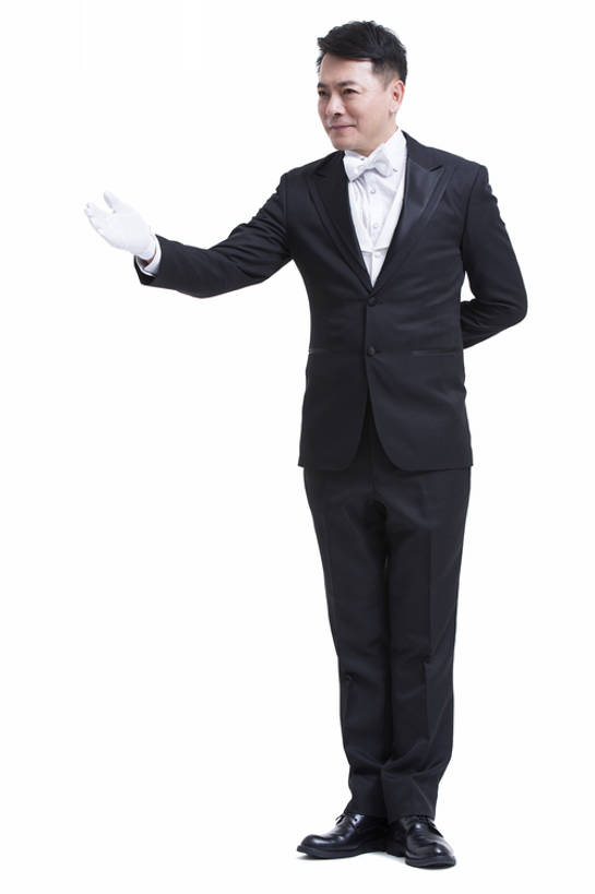 东方人,成年人,中年人,老年人,一个人,服务员,管家,微笑,竖图,留白,抠图,白色背景,正面,西装,快乐,幸福,热情,北京,中国,亚洲,仅一个男性,仅一个人,仅一个中年男性,套装,服装,正装,领结,手套,手势,站着,服务,摄影,礼节,严肃,享乐,神圣,问候,门卫,东亚,欧洲文化,背手,燕尾服,一套,仆人,认真,老年男性,男人,男性,中年男性,亚洲人,中国人,服务生,侍者,彩图,全身,影棚拍摄,礼服,欢乐,请柬,打手势,传统文化,男仆,bj175