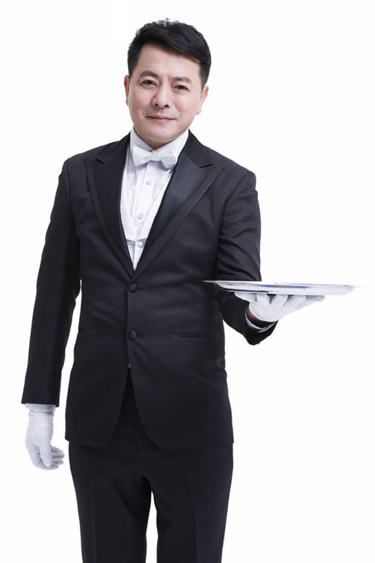 东方人,成年人,中年人,老年人,一个人,服务员,管家,微笑,竖图,留白,抠图,白色背景,正面,西装,快乐,幸福,热情,北京,中国,亚洲,仅一个男性,仅一个人,仅一个中年男性,握,套装,服装,正装,领结,餐盘,注视,手套,观察,看,站着,服务,握着,摄影,观看,礼节,严肃,察看,享乐,神圣,关注,肖像,东亚,欧洲文化,燕尾服,一套,仆人,认真,老年男性,男人,男性,中年男性,亚洲人,中国人,服务生,侍者,彩图,影棚拍摄,礼服,欢乐,传统文化,男仆,客房服务,bj175