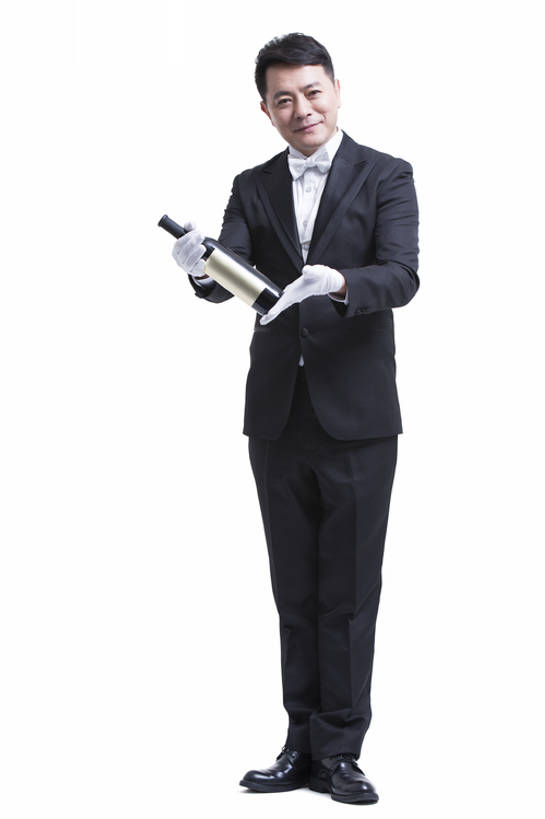 葡萄酒,东方人,成年人,中年人,老年人,一个人,服务员,管家,微笑,竖图,留白,抠图,白色背景,正面,西装,快乐,幸福,热情,北京,中国,亚洲,仅一个男性,仅一个人,仅一个中年男性,握,套装,服装,正装,领结,酒类,注视,饮食,酒瓶,饮料,手套,观察,看,站着,红葡萄酒,服务,握着,摄影,观看,礼节,严肃,察看,享乐,神圣,关注,肖像,东亚,欧洲文化,燕尾服,一套,仆人,认真,老年男性,男人,男性,中年男性,亚洲人,中国人,服务生,侍者,彩图,全身,影棚拍摄,礼服,欢乐,传统文化,男仆,客房服务,bj175