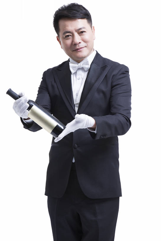 葡萄酒,东方人,成年人,中年人,老年人,一个人,服务员,管家,微笑,竖图,留白,抠图,白色背景,正面,西装,快乐,幸福,热情,北京,中国,亚洲,仅一个男性,仅一个人,仅一个中年男性,握,套装,服装,正装,领结,酒类,注视,饮食,酒瓶,饮料,手套,观察,看,站着,红葡萄酒,服务,握着,摄影,观看,礼节,严肃,察看,享乐,神圣,关注,肖像,东亚,欧洲文化,燕尾服,一套,仆人,认真,老年男性,男人,男性,中年男性,亚洲人,中国人,服务生,侍者,彩图,影棚拍摄,礼服,欢乐,传统文化,男仆,客房服务,bj175