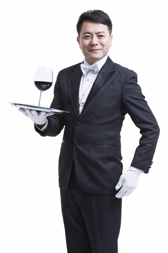 葡萄酒,东方人,成年人,中年人,老年人,一个人,服务员,管家,微笑,竖图,留白,抠图,白色背景,正面,西装,快乐,幸福,热情,北京,中国,亚洲,仅一个男性,仅一个人,仅一个中年男性,握,套装,服装,正装,领结,酒类,餐盘,注视,饮食,饮料,手套,观察,看,站着,红葡萄酒,服务,握着,摄影,观看,礼节,严肃,察看,享乐,神圣,葡萄酒杯,关注,肖像,东亚,欧洲文化,燕尾服,一套,仆人,认真,老年男性,男人,男性,中年男性,亚洲人,中国人,服务生,侍者,玻璃杯,彩图,影棚拍摄,礼服,欢乐,传统文化,男仆,客房服务,bj175