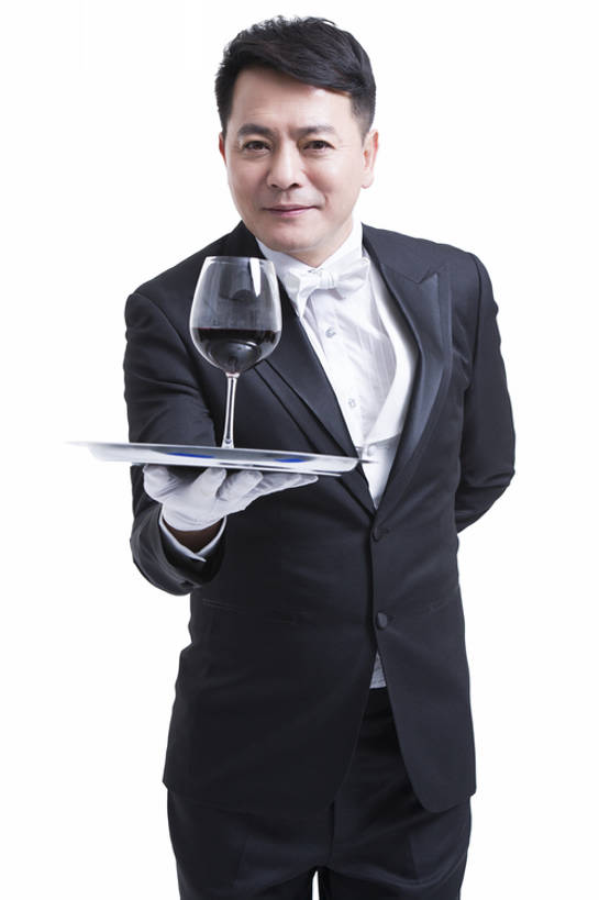 葡萄酒,东方人,成年人,中年人,老年人,一个人,服务员,管家,微笑,竖图,留白,抠图,白色背景,正面,西装,快乐,幸福,热情,北京,中国,亚洲,仅一个男性,仅一个人,仅一个中年男性,握,套装,服装,正装,领结,酒类,餐盘,注视,饮食,饮料,手套,观察,看,站着,红葡萄酒,服务,握着,摄影,观看,鞠躬,礼节,严肃,察看,享乐,神圣,葡萄酒杯,关注,肖像,东亚,欧洲文化,背手,燕尾服,一套,仆人,认真,老年男性,男人,男性,中年男性,亚洲人,中国人,服务生,侍者,玻璃杯,彩图,影棚拍摄,礼服,欢乐,传统文化,男仆,客房服务,bj175