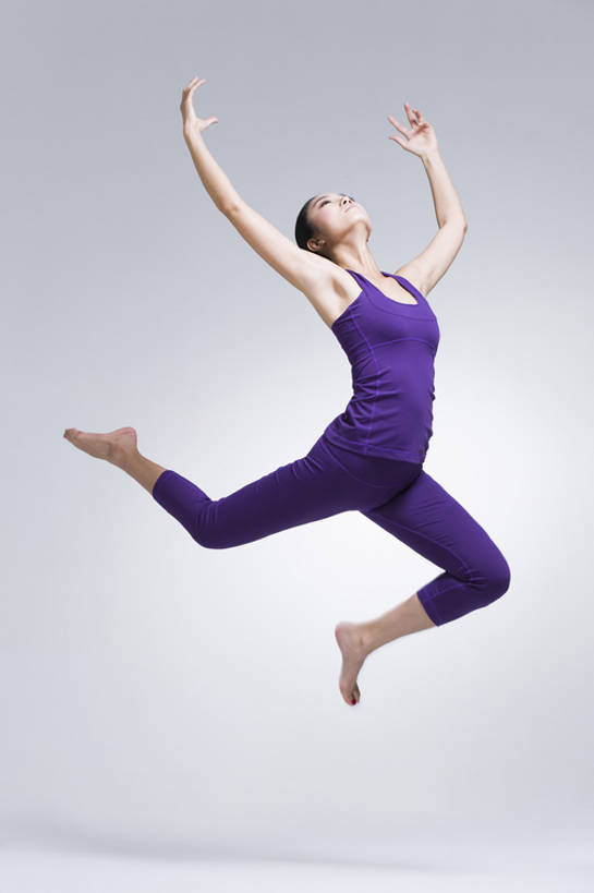 东方人,成年人,一个人,跳,竖图,留白,正面,运动服,锻炼,北京,中国,亚洲,仅一个年轻女性,仅一个女性,仅一个人,伸展,灰色背景,服装,背心,半空,光脚,衣服,紫色,健康,赤脚,活力,平衡,舒展,摄影,服饰,生活方式,动作,高雅,现代舞,优美,衣着,穿着,弹性,东亚,柔和,衣饰,技能,年轻女性,女人,女性,亚洲人,中国人,年轻人,张开手臂,彩图,全身,影棚拍摄,舞蹈,魅力,运动装,bj175
