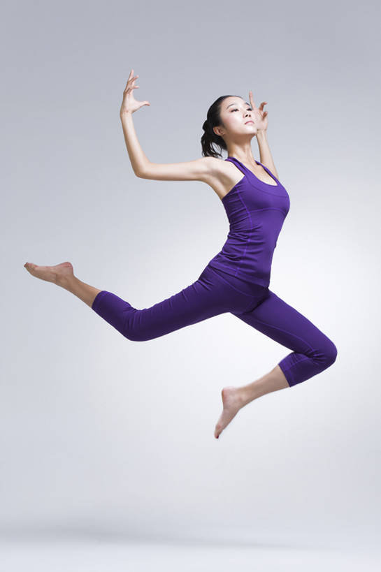 东方人,成年人,一个人,跳,竖图,留白,侧面,运动服,锻炼,北京,中国,亚洲,仅一个年轻女性,仅一个女性,仅一个人,伸展,灰色背景,服装,背心,半空,光脚,衣服,紫色,健康,赤脚,活力,平衡,舒展,摄影,服饰,生活方式,动作,高雅,现代舞,优美,衣着,穿着,弹性,东亚,柔和,衣饰,技能,年轻女性,女人,女性,亚洲人,中国人,年轻人,张开手臂,彩图,全身,影棚拍摄,舞蹈,魅力,运动装,bj175