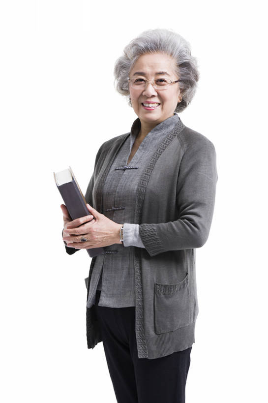 东方人,成年人,老年人,一个人,教师,笑,微笑,露齿笑,竖图,留白,抠图,白色背景,正面,快乐,幸福,智慧,北京,中国,亚洲,仅一个女性,仅一个人,握,眼镜,教育,年轻,注视,观察,看,站着,休闲,健康,活力,握着,摄影,仅一个老年女性,生活方式,观看,察看,高雅,享乐,关注,智力,肖像,东亚,老年女性,女人,女性,亚洲人,中国人,讲师,书,彩图,影棚拍摄,传统服装,欢乐,和蔼,人老心不老,老年大学,bj175