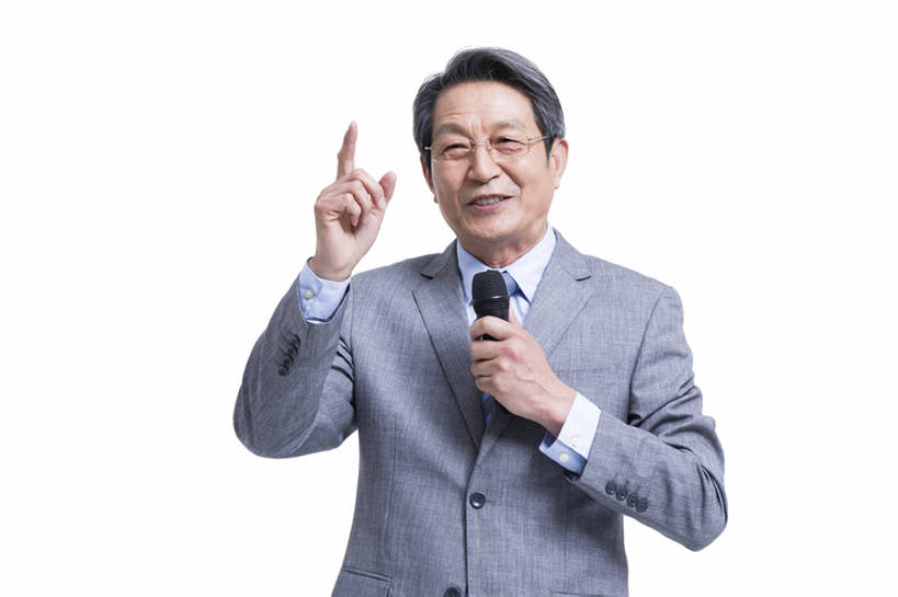 东方人,成年人,老年人,一个人,商务人士,教师,商务男性,笑,微笑,露齿笑,横图,留白,抠图,白色背景,正面,衬衫,西装,快乐,幸福,成功,北京,中国,亚洲,仅一个男性,仅一个人,握,套装,正装,会议,眼镜,领带,手势,演讲,站着,仅一个老年男性,职业,活力,握着,摄影,生活方式,报告,权威,麦克风,领导,享乐,解释,演说,肖像,商务装,宣传,工薪阶层,东亚,一套,鼓动,记者招待会,讲演,把握,老年男性,男人,男性,亚洲人,中国人,白领,讲师,上班族,说话,半身,彩图,影棚拍摄,衬衣,欢乐,打手势,首席执行官,掌控,bj175