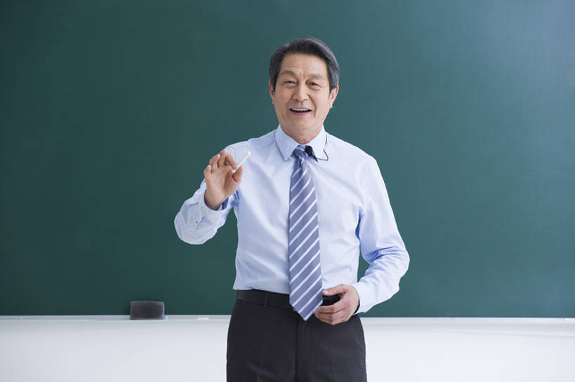 东方人,成年人,老年人,一个人,教师,学校,笑,微笑,露齿笑,横图,留白,正面,衬衫,快乐,幸福,智慧,北京,中国,亚洲,仅一个男性,仅一个人,握,正装,领带,教育,注视,粉笔,黑板,观察,教,看,站着,仅一个老年男性,职业,教室,活力,握着,摄影,生活方式,观看,察看,知识,享乐,解释,关注,智力,肖像,东亚,教员,老年男性,男人,男性,亚洲人,中国人,讲师,老师,说话,彩图,欢乐,先生,培训师,市场营销,bj175