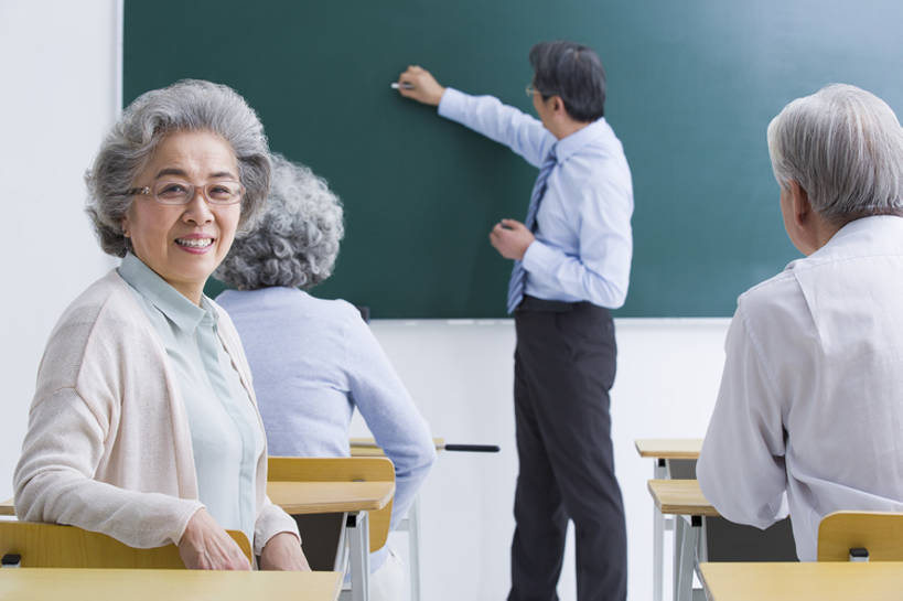 东方人,成年人,老年人,四个人,学生,教师,笑,微笑,露齿笑,横图,正面,衬衫,快乐,通讯,幸福,椅子,北京,中国,亚洲,正装,眼镜,领带,教育,年轻,听,扭头,注视,书桌,背面,粉笔,黑板,观察,教,看,站着,转头,职业,教室,摄影,生活方式,观看,察看,退休,知识,关注,东亚,陪同,教员,技能,陪伴,老年男性,老年女性,男人,男性,女人,女性,亚洲人,中国人,讲师,老师,坐着,半身,彩图,欢乐,大学,先生,人老心不老,伴随,老年大学,bj175