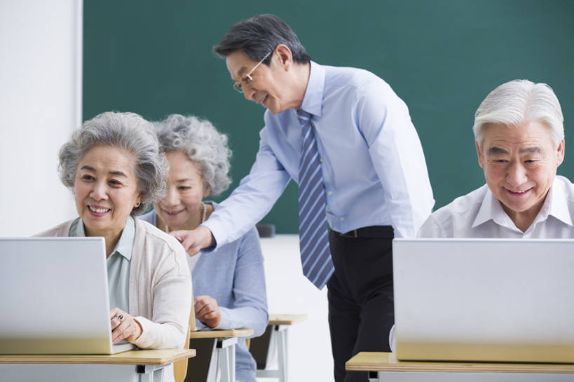 东方人,成年人,老年人,四个人,学生,教师,笑,微笑,露齿笑,横图,正面,衬衫,快乐,通讯,幸福,笔记本电脑,互联网,技术,椅子,北京,中国,亚洲,敲打,正装,眼镜,领带,教育,年轻,输入,书桌,打字,教,站着,职业,教室,摄影,生活方式,指导,点击,敲击,退休,知识,网上冲浪,东亚,陪同,无线电技术,教员,技能,陪伴,按键,计算机,老年男性,老年女性,男人,男性,女人,女性,亚洲人,中国人,讲师,老师,坐着,半身,彩图,欢乐,大学,先生,人老心不老,伴随,老年大学,bj175