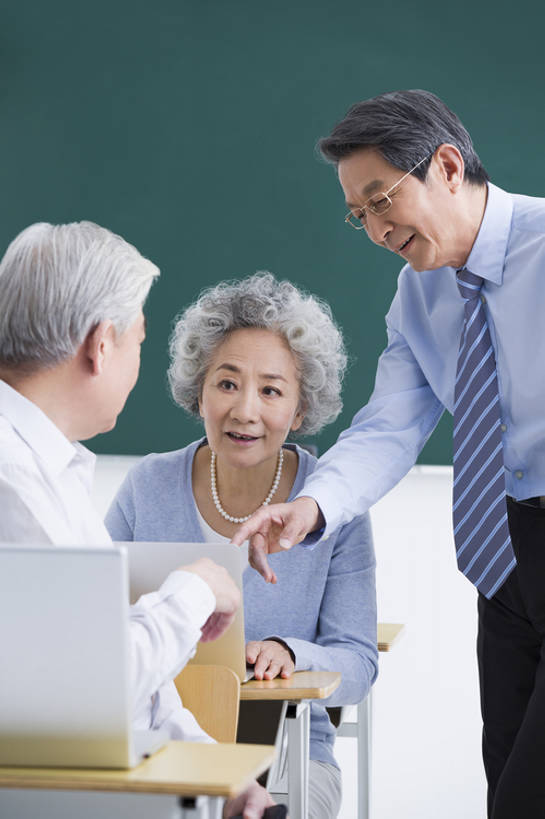 东方人,成年人,老年人,三个人,学生,教师,笑,微笑,露齿笑,竖图,正面,衬衫,讨论,快乐,通讯,幸福,笔记本电脑,互联网,技术,椅子,北京,中国,亚洲,敲打,正装,眼镜,领带,教育,年轻,输入,书桌,打字,教,站着,职业,教室,摄影,生活方式,指导,点击,敲击,退休,知识,网上冲浪,东亚,陪同,无线电技术,教员,技能,陪伴,按键,计算机,老年男性,老年女性,男人,男性,女人,女性,亚洲人,中国人,讲师,老师,说话,坐着,半身,彩图,欢乐,大学,先生,人老心不老,伴随,老年大学,bj175