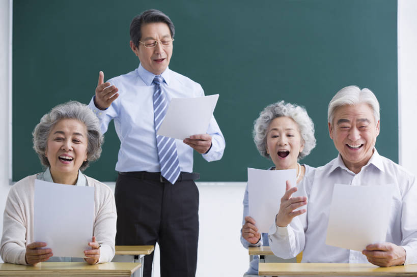 东方人,成年人,老年人,四个人,学生,教师,笑,微笑,露齿笑,横图,正面,衬衫,快乐,幸福,椅子,北京,中国,亚洲,正装,眼镜,乐谱,领带,教育,年轻,音乐,书桌,教,站着,张嘴,职业,教室,活力,摄影,生活方式,唱,退休,知识,享乐,合唱团,张大嘴巴,东亚,陪同,教员,技能,陪伴,老年男性,老年女性,男人,男性,女人,女性,亚洲人,中国人,讲师,老师,张开嘴,坐着,半身,彩图,欢乐,大学,先生,人老心不老,伴随,老年大学,bj175