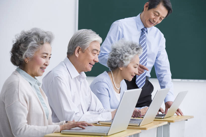 东方人,成年人,老年人,四个人,学生,教师,笑,微笑,露齿笑,横图,侧面,衬衫,快乐,通讯,幸福,笔记本电脑,互联网,技术,椅子,北京,中国,亚洲,一排,敲打,正装,整齐,眼镜,领带,教育,年轻,输入,书桌,排列,打字,教,职业,教室,摄影,生活方式,点击,敲击,退休,知识,队列,网上冲浪,东亚,陪同,无线电技术,教员,技能,陪伴,按键,计算机,老年男性,老年女性,男人,男性,女人,女性,亚洲人,中国人,讲师,老师,坐着,半身,彩图,欢乐,大学,先生,人老心不老,伴随,老年大学,bj175