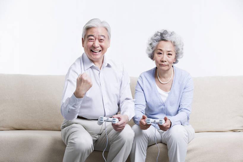 东方人,成年人,老年人,两个人,丈夫,妻子,家,客厅,笑,微笑,露齿笑,横图,正面,快乐,兴奋,失败,幸福,成功,沙发,北京,中国,亚洲,握,欢呼,庆祝,玩,注视,休闲装,娱乐,刺激,观察,看,休闲,放松,乐趣,握着,摄影,生活方式,观看,察看,退休,起居室,享乐,击败,游戏手柄,关注,东亚,陪同,陪伴,获胜,老年男性,老年女性,男人,男性,女人,女性,亚洲人,中国人,情侣,休闲活动,坐着,彩图,欢乐,人老心不老,电子游戏机,伴随,bj175