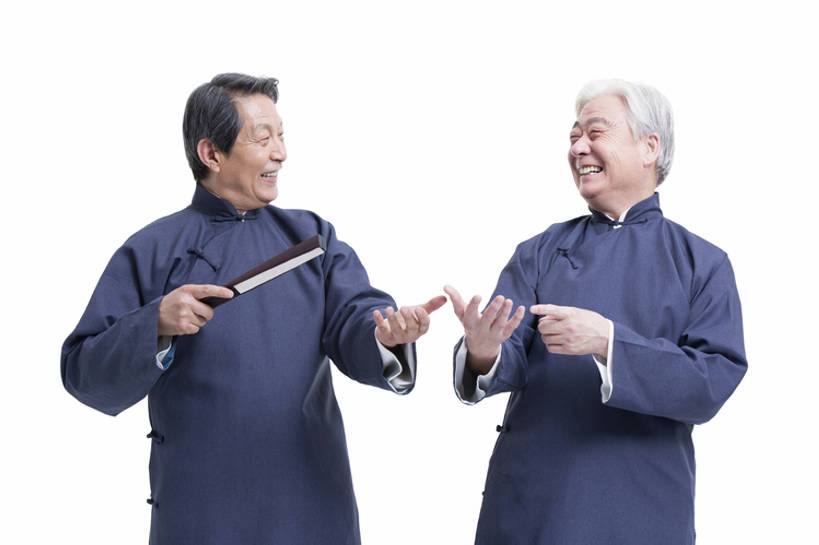 东方人,成年人,老年人,一个人,两个人,笑,微笑,露齿笑,横图,留白,抠图,白色背景,正面,快乐,兴奋,幸福,复古,北京,中国,亚洲,仅一个男性,仅一个人,表演,握,长袍,折扇,古典,年轻,娱乐,表演者,传统,刺激,扮演,手势,站着,仅一个老年男性,面对面,活力,乐趣,亲密,握着,摄影,生活方式,幽默,演出,指着,享乐,中国文化,古典风格,东亚,远古,陪同,陪伴,老年男性,男人,男性,亚洲人,中国人,沟通,说话,半身,彩图,影棚拍摄,传统服装,装扮,欢乐,喜剧演员,打手势,传统文化,人老心不老,伴随,相声,bj175