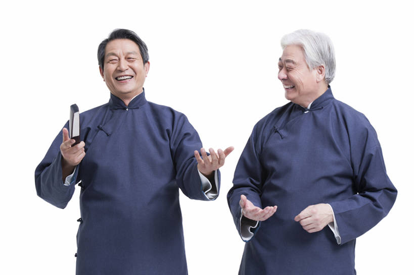 东方人,成年人,老年人,一个人,两个人,笑,微笑,露齿笑,横图,留白,抠图,白色背景,正面,快乐,兴奋,幸福,复古,北京,中国,亚洲,仅一个男性,仅一个人,表演,握,长袍,折扇,古典,年轻,娱乐,表演者,传统,刺激,扮演,站着,仅一个老年男性,活力,乐趣,亲密,握着,摄影,生活方式,幽默,演出,享乐,中国文化,出示,古典风格,东亚,远古,陪同,陪伴,老年男性,男人,男性,亚洲人,中国人,沟通,说话,半身,彩图,影棚拍摄,传统服装,装扮,欢乐,喜剧演员,传统文化,人老心不老,伴随,相声,bj175
