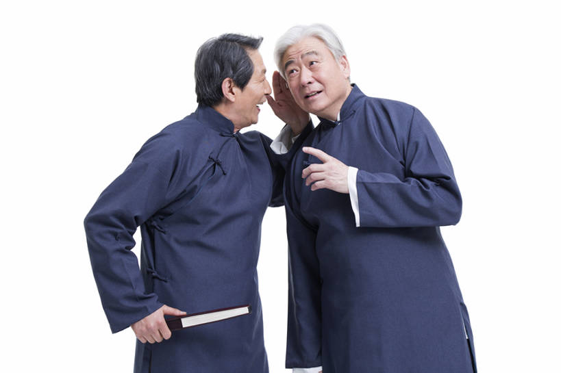 东方人,成年人,老年人,一个人,两个人,笑,说,微笑,露齿笑,横图,留白,抠图,白色背景,正面,讨论,快乐,幸福,复古,北京,中国,亚洲,仅一个男性,仅一个人,表演,握,长袍,折扇,古典,年轻,听,娱乐,表演者,传统,扮演,站着,仅一个老年男性,活力,乐趣,亲密,握着,摄影,生活方式,幽默,演出,享乐,秘密,中国文化,私密,耳语,古典风格,东亚,远古,陪同,陪伴,交流,老年男性,男人,男性,亚洲人,中国人,沟通,讲话,交谈,商讨,说话,谈话,半身,彩图,影棚拍摄,传统服装,装扮,欢乐,喜剧演员,传统文化,人老心不老,伴随,相声,bj175