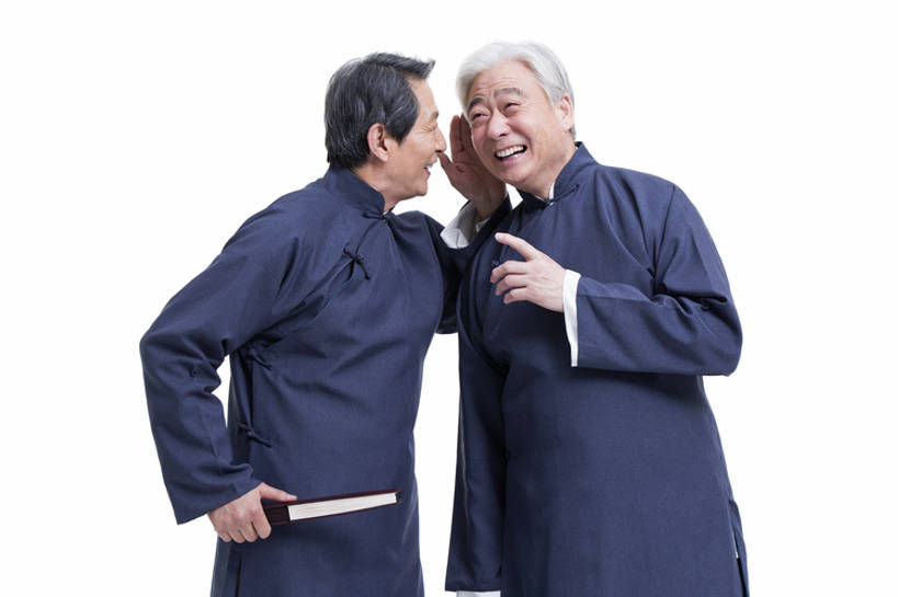 东方人,成年人,老年人,一个人,两个人,笑,说,微笑,露齿笑,横图,留白,抠图,白色背景,正面,讨论,快乐,幸福,复古,北京,中国,亚洲,仅一个男性,仅一个人,表演,握,长袍,折扇,古典,年轻,听,娱乐,表演者,传统,扮演,站着,仅一个老年男性,活力,乐趣,亲密,握着,摄影,生活方式,幽默,演出,享乐,秘密,中国文化,私密,耳语,古典风格,东亚,远古,陪同,陪伴,交流,老年男性,男人,男性,亚洲人,中国人,沟通,讲话,交谈,商讨,说话,谈话,半身,彩图,影棚拍摄,传统服装,装扮,欢乐,喜剧演员,传统文化,人老心不老,伴随,相声,bj175
