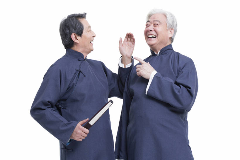 东方人,成年人,老年人,一个人,两个人,笑,微笑,露齿笑,横图,留白,抠图,白色背景,正面,快乐,兴奋,幸福,复古,北京,中国,亚洲,仅一个男性,仅一个人,表演,握,长袍,折扇,古典,年轻,娱乐,表演者,传统,刺激,扮演,站着,仅一个老年男性,活力,乐趣,亲密,握着,摄影,生活方式,幽默,演出,指着,享乐,中国文化,古典风格,东亚,远古,陪同,陪伴,老年男性,男人,男性,亚洲人,中国人,沟通,说话,半身,彩图,影棚拍摄,传统服装,装扮,欢乐,喜剧演员,传统文化,人老心不老,伴随,相声,bj175